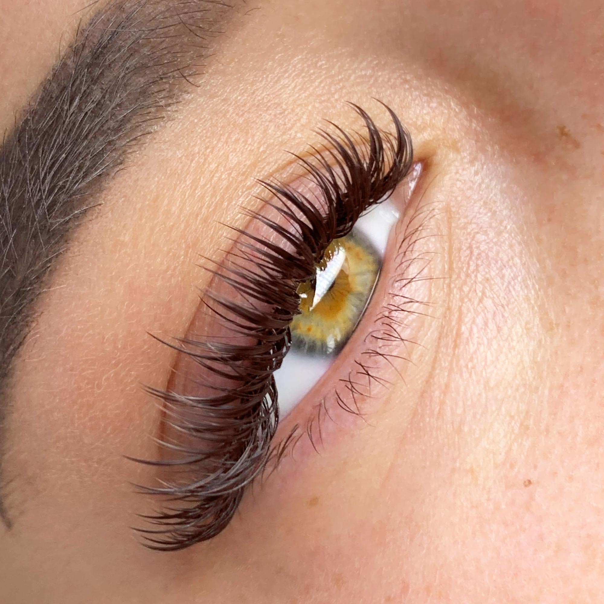 wimperextensions die bruin van kleur zijn